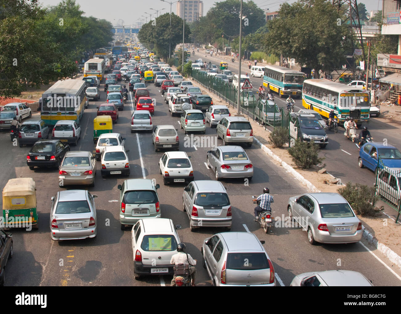 Il traffico della città, Nuova Delhi Foto Stock