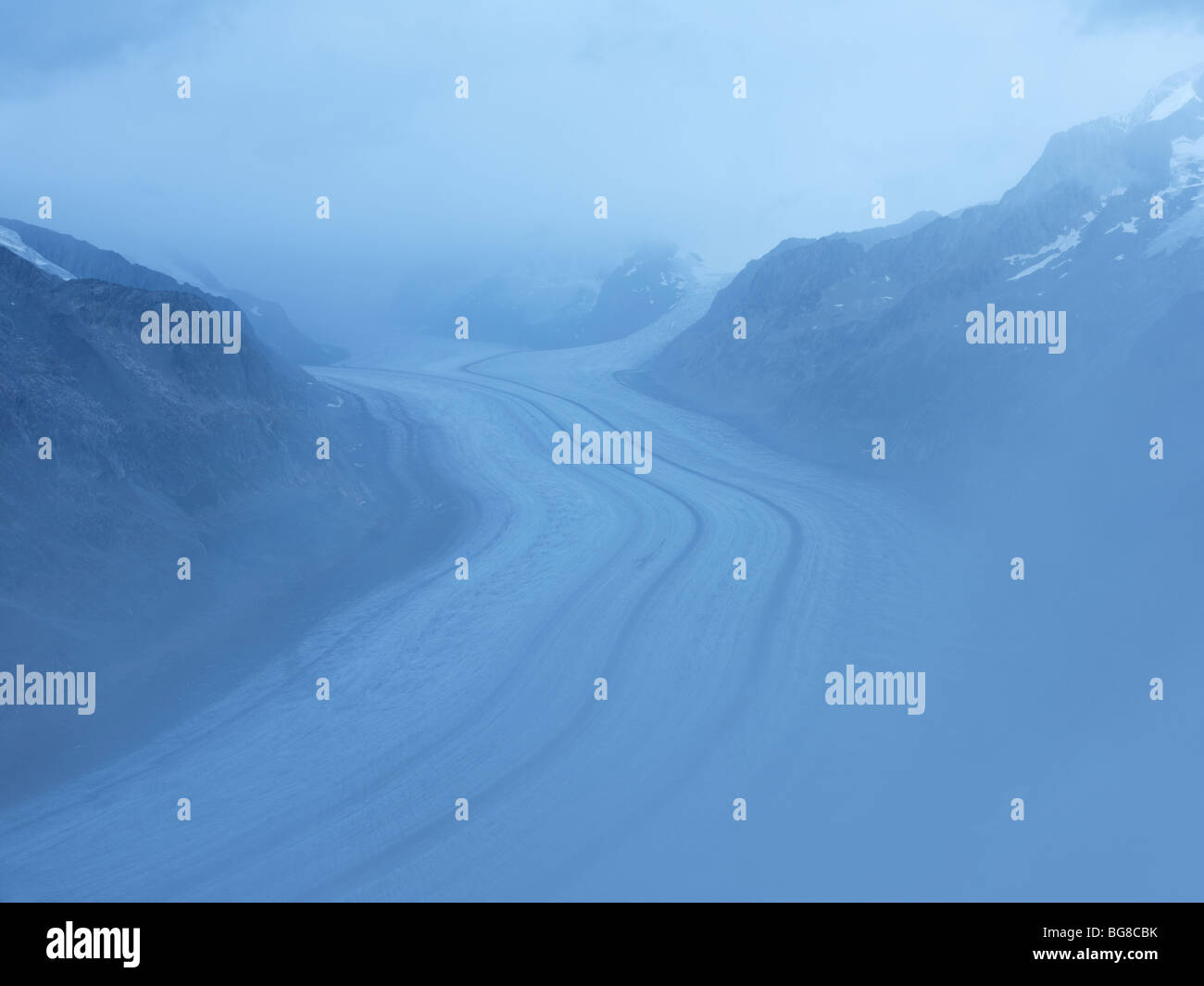 La Svizzera, Goms, regione dell'Aletsch,il ghiacciaio di Aletsch nella nebbia Foto Stock