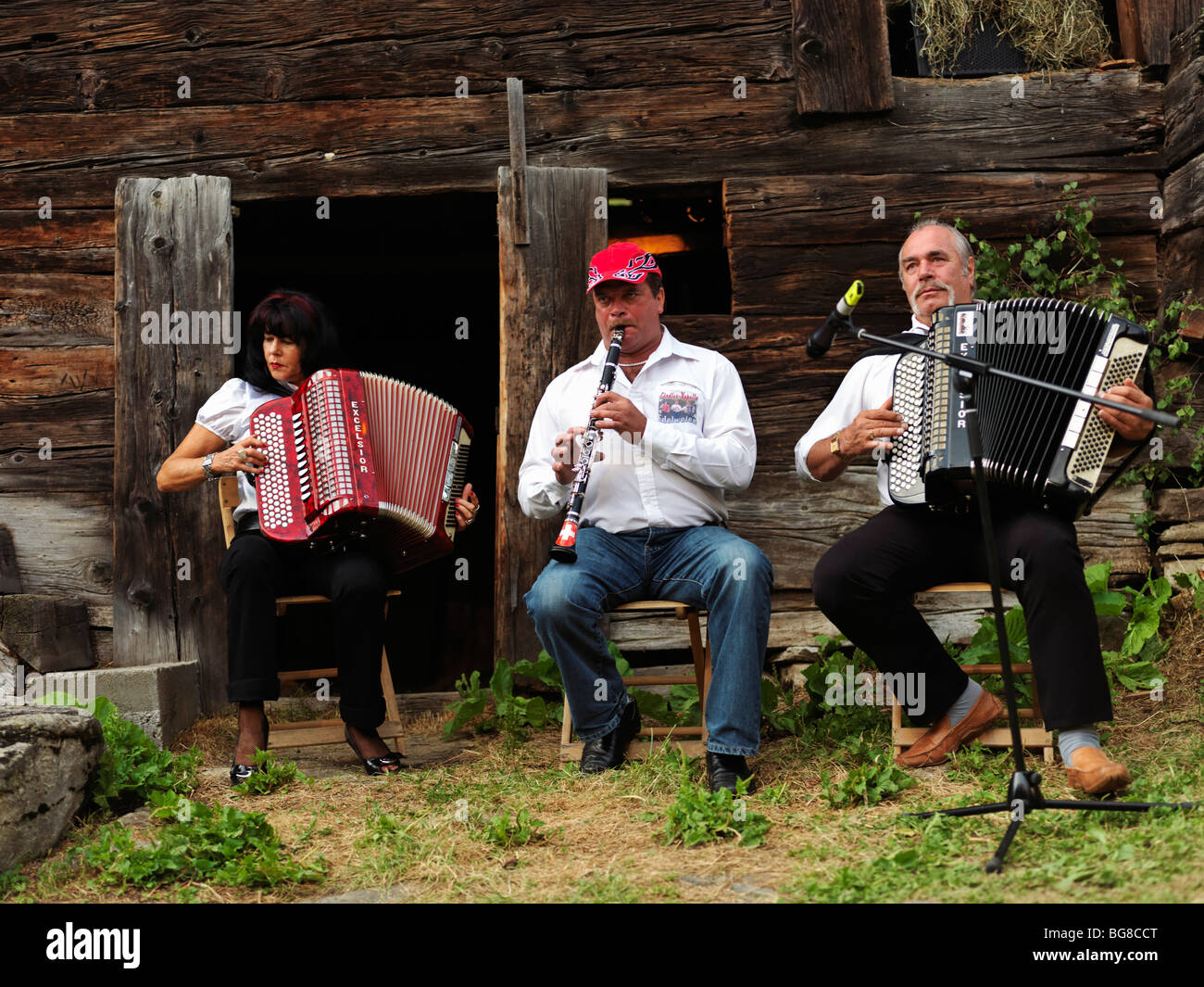 La Svizzera, Goms Regione, Binn,tre musicisti locali riproduzione di musica tradizionale Foto Stock