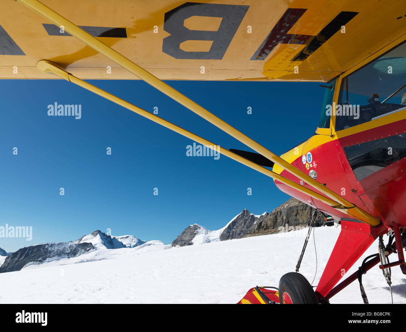 La Svizzera, Jungfraujoch-Top dell'Europa,aereo sul ghiacciaio con le montagne sullo sfondo. Il grande ghiacciaio di Aletsch Foto Stock