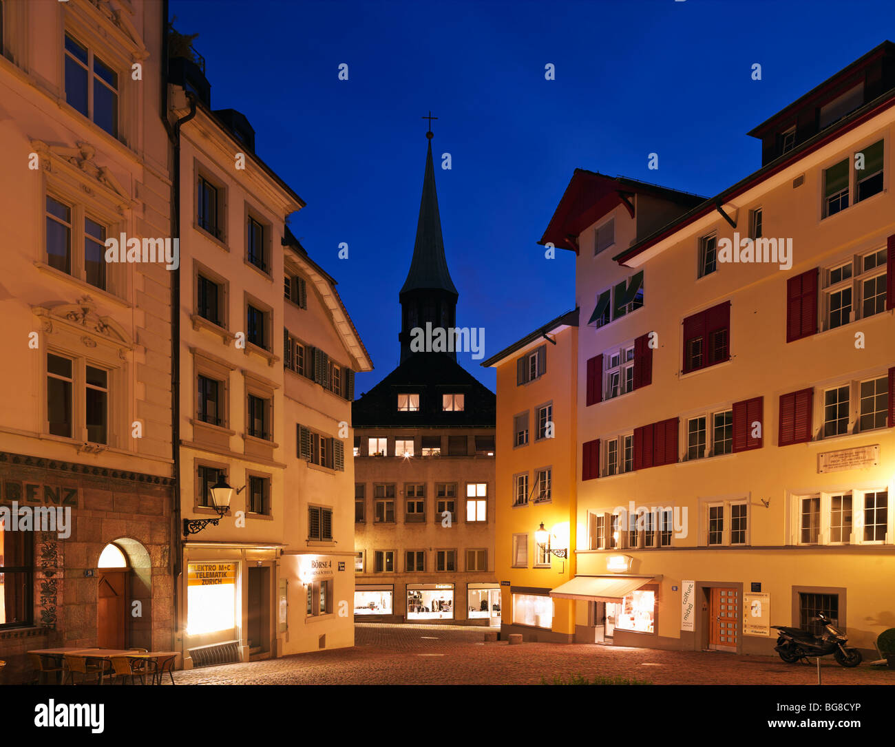 Svizzera, Zurigo,Città Vecchia di Zurigo, scena di strada con vista di Augustiner Chiesa al crepuscolo Foto Stock