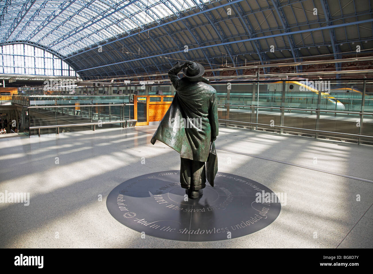 Statua di Sir John Betjeman presso San Pancas Station di Londra, Inghilterra Foto Stock