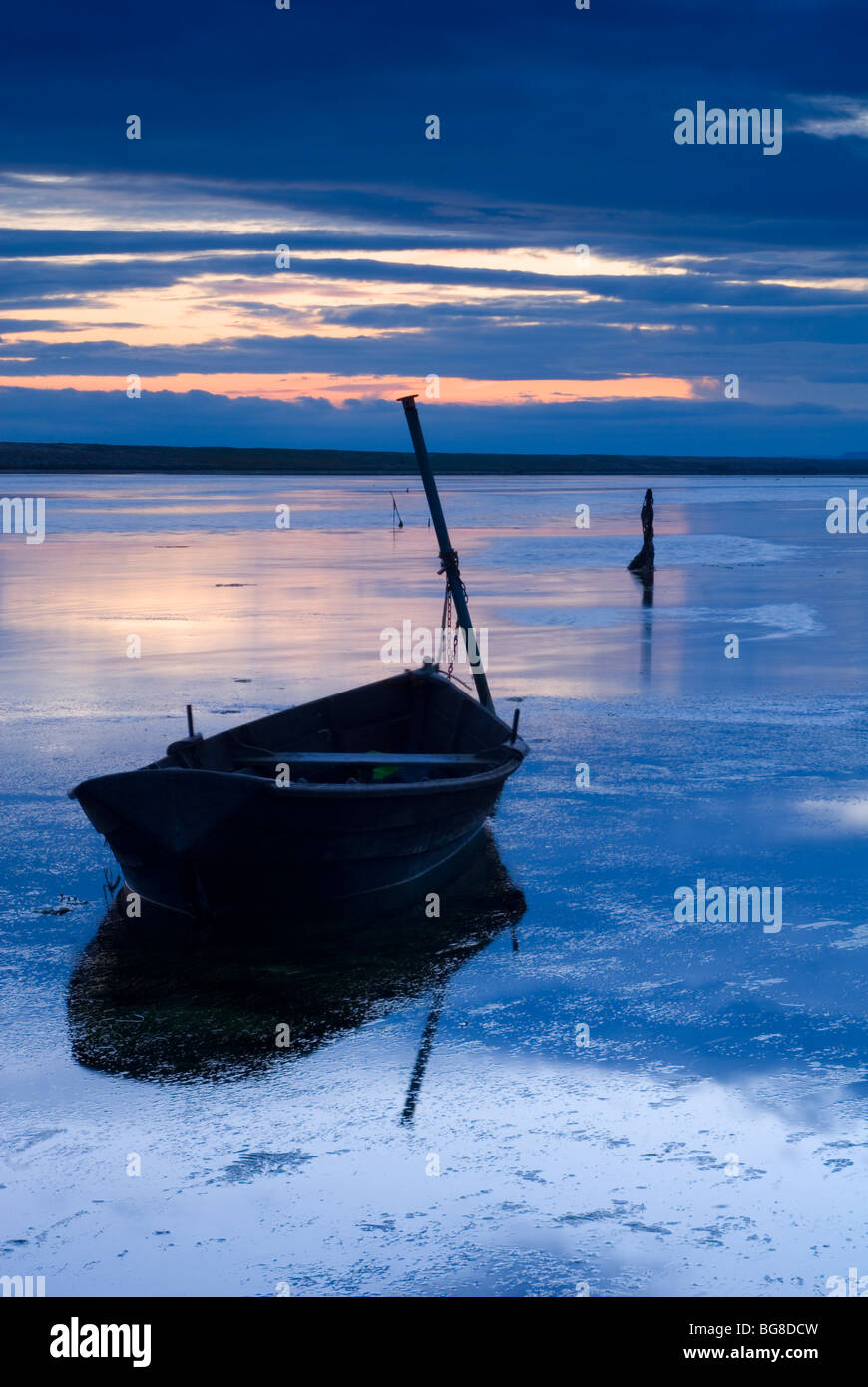 Barche al tramonto su Chesil Beach, DORSET REGNO UNITO Foto Stock
