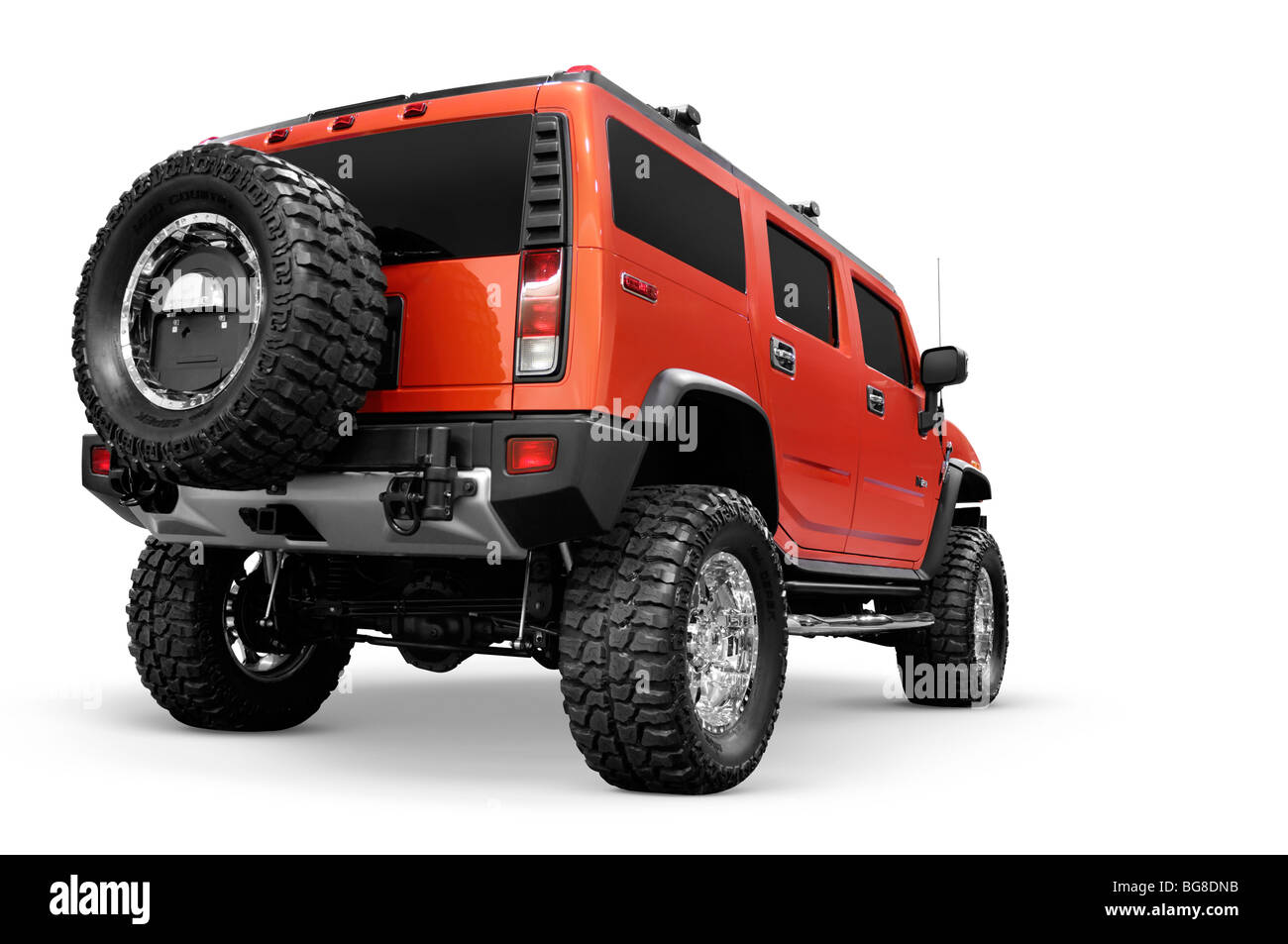 Red Hummer H2 SUV con sospensione personalizzato e ruote isolato con percorso di clipping su sfondo bianco Foto Stock