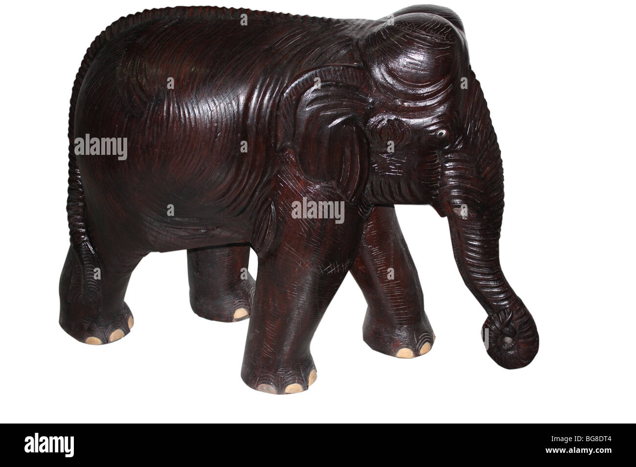 Un elefante in legno intagliato in sfondo bianco Foto Stock