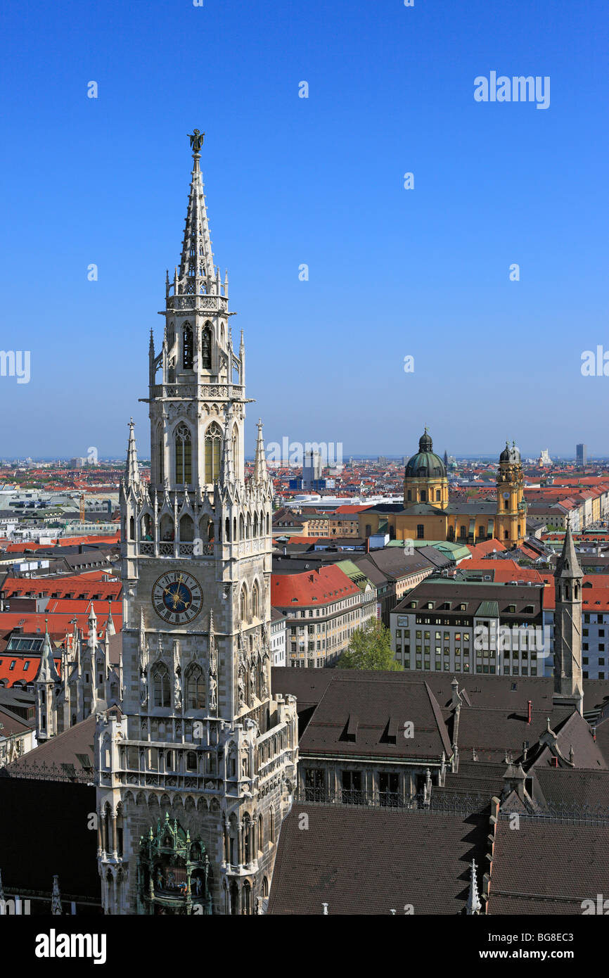 Vista della Città Nuova Hal dalla Chiesa di San Pietro (Peterskirche), Monaco di Baviera, Germania Foto Stock