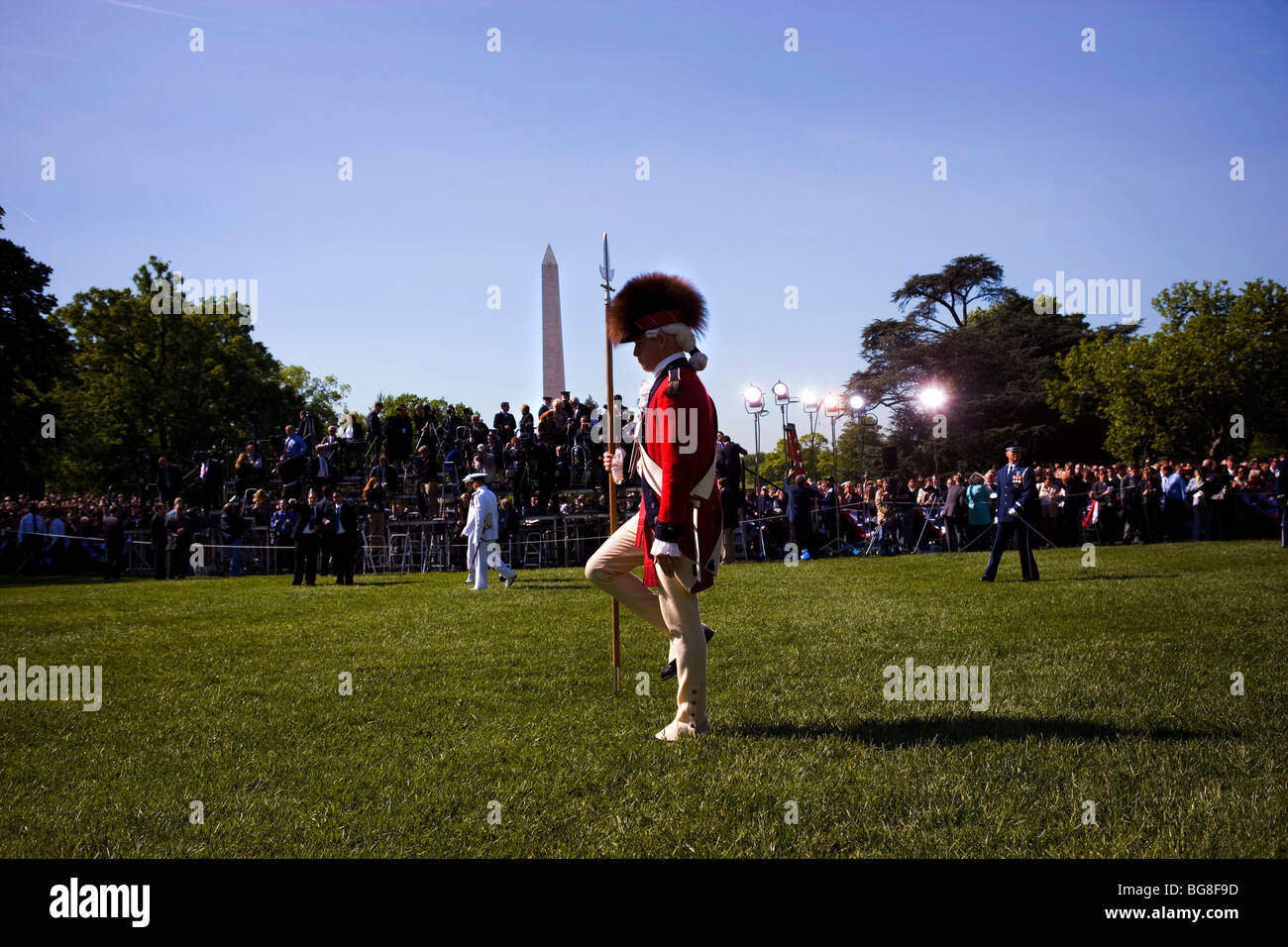 La scena alla Casa Bianca south lawn come la Regina Elisabetta II è accolto dal Presidente Bush Foto Stock