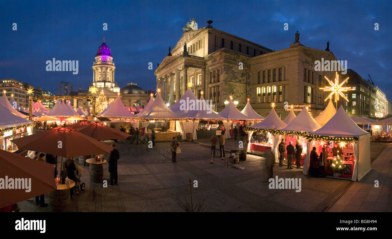Il Gendarmenmarkt con il mercatino di Natale di Berlino, Germania Foto Stock