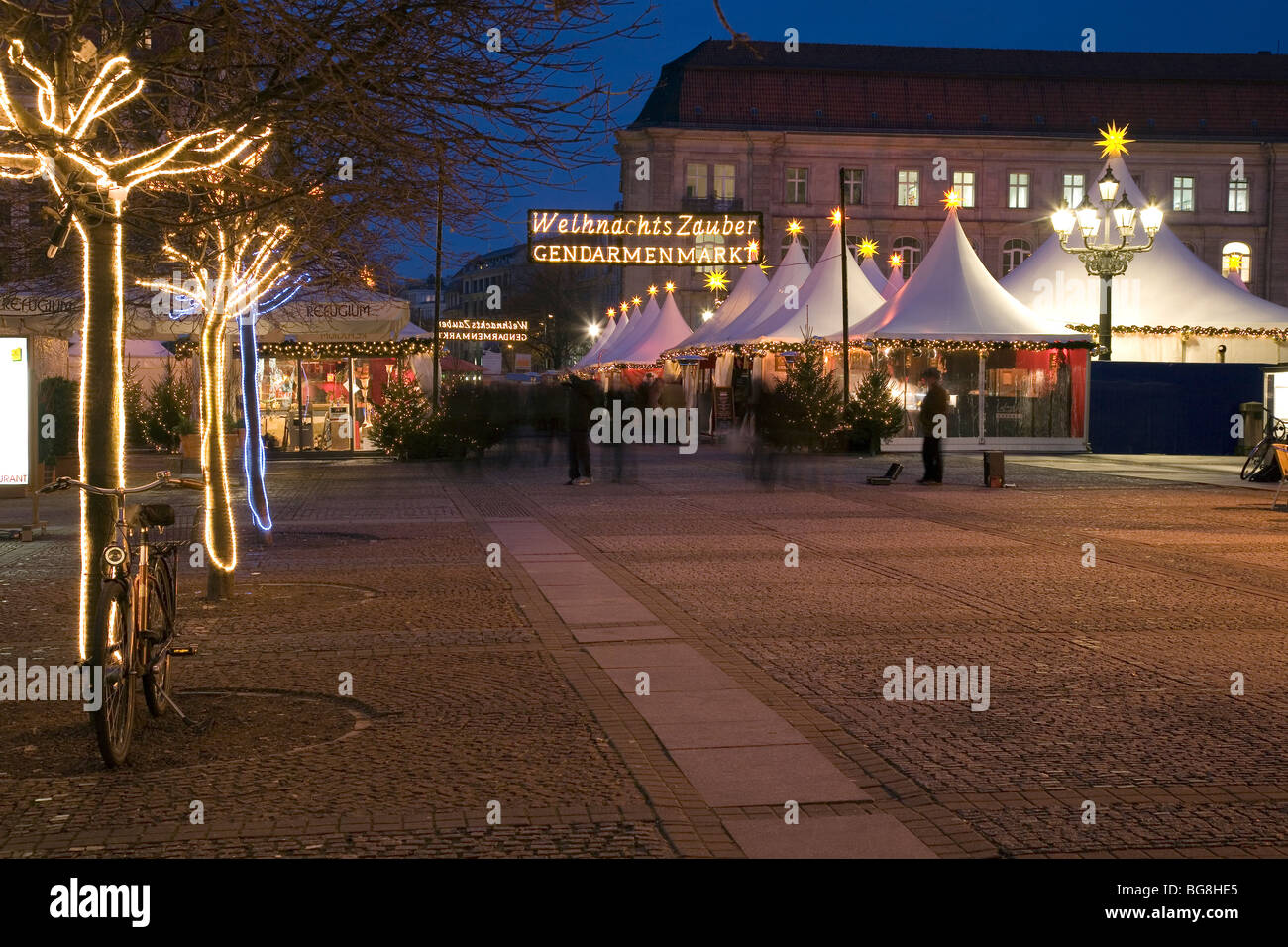 Il Gendarmenmarkt con il mercatino di Natale di Berlino, Germania Foto Stock