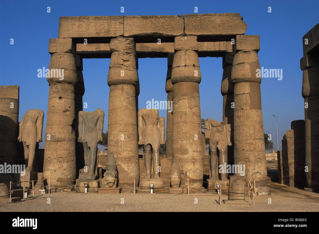 Tempio di Luxor. Albero liscio colonne con papiro chiuso capitali del primo giudice. L'Egitto. Foto Stock