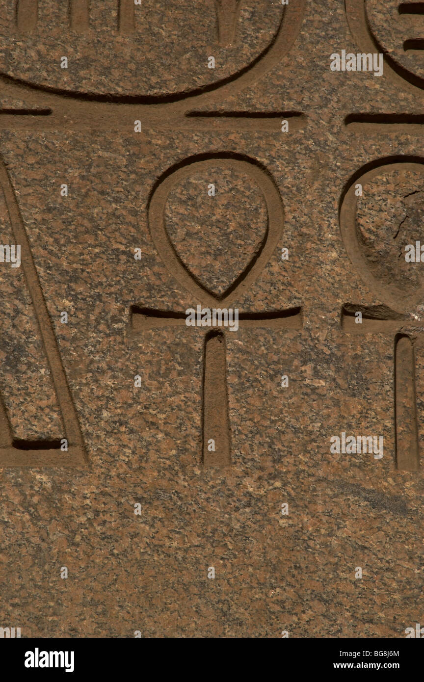 Ankh o la chiave della vita. Sollievo. Primo cortile di Ramses II. Tempio di Luxor. XIX dinastia (1320-1200 a.C.). Nuovo Impero. L'Egitto. Foto Stock
