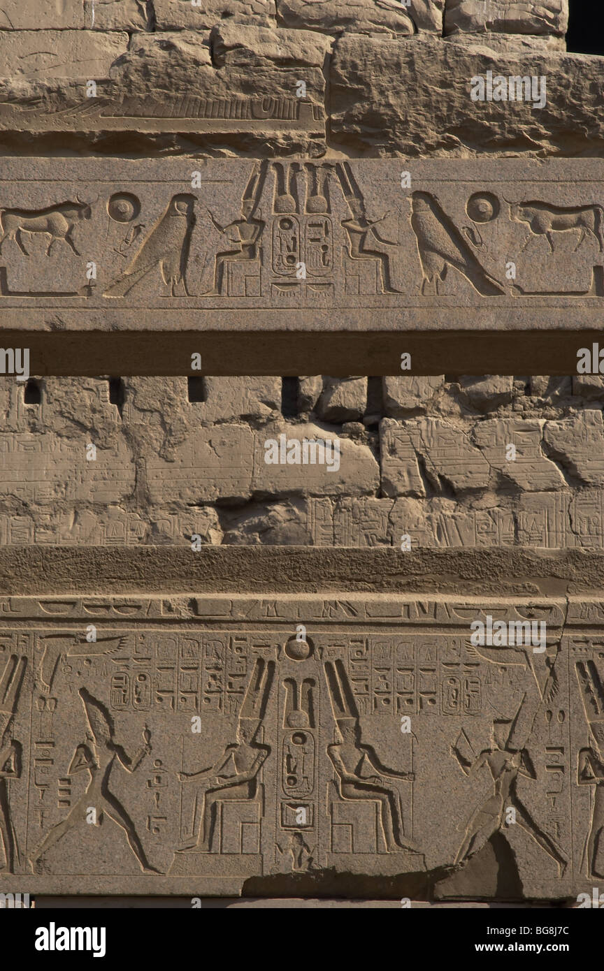 Rilievo raffigurante il dio Amon con grande casco coperto con due grandi piume e barba seduto sul trono. Luxor. Foto Stock