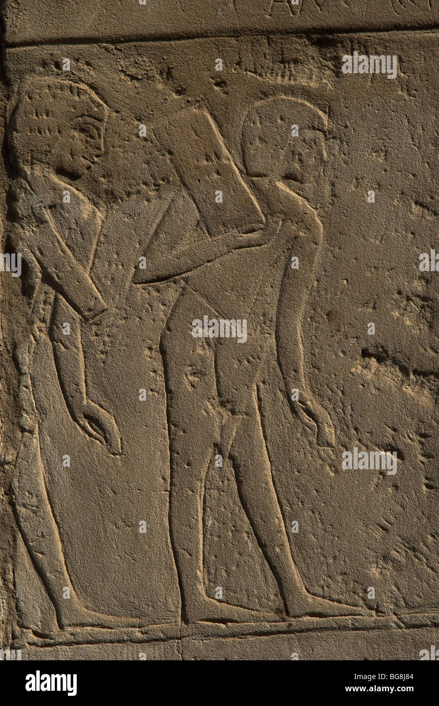 Arte Egizia. L'Egitto. Dettaglio di un rilievo raffigurante due figure maschili che trasportano i mattoni. Gli schiavi. Tempio di Luxor. Nuovo Impero. Foto Stock