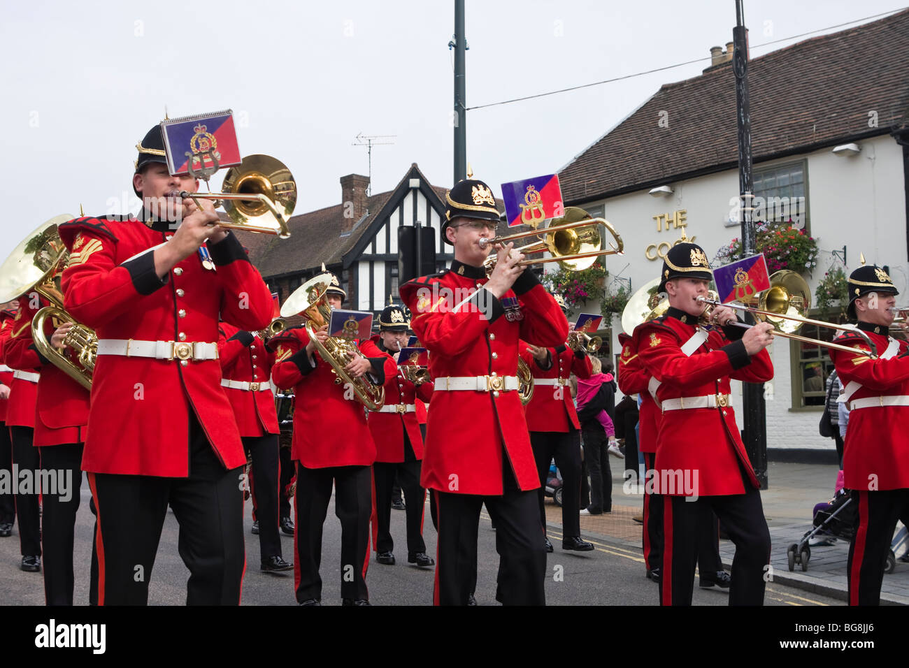 Brass Band che suona durante la parata di inaugurazione del Vescovo di St Albans Foto Stock