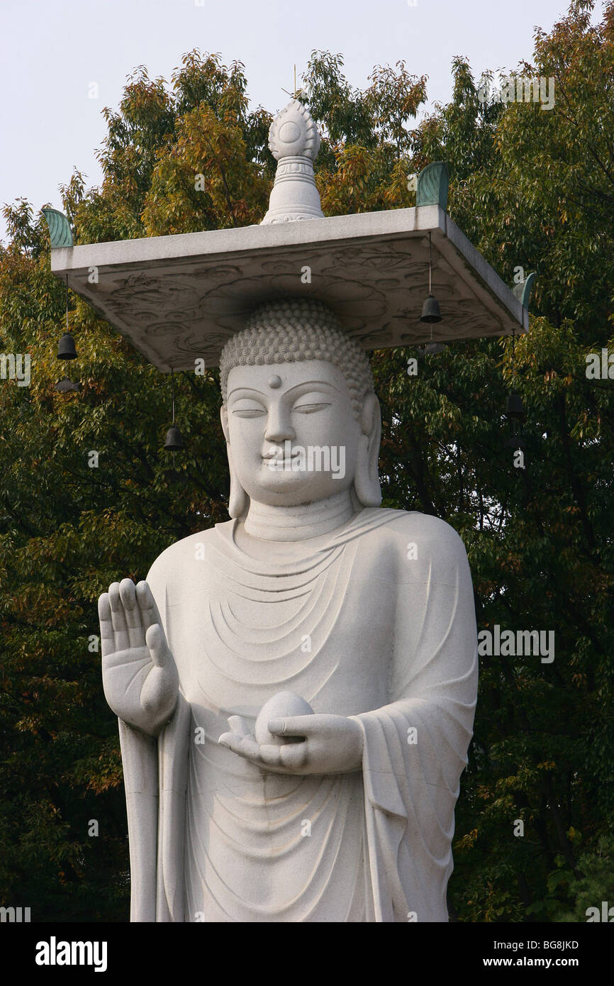 Statua di Buddha nel Tempio Bongeunsa. Tempio buddista fondata nel VIII secolo.Il quartiere di Gangnam. SEOUL. Corea del Sud Foto Stock