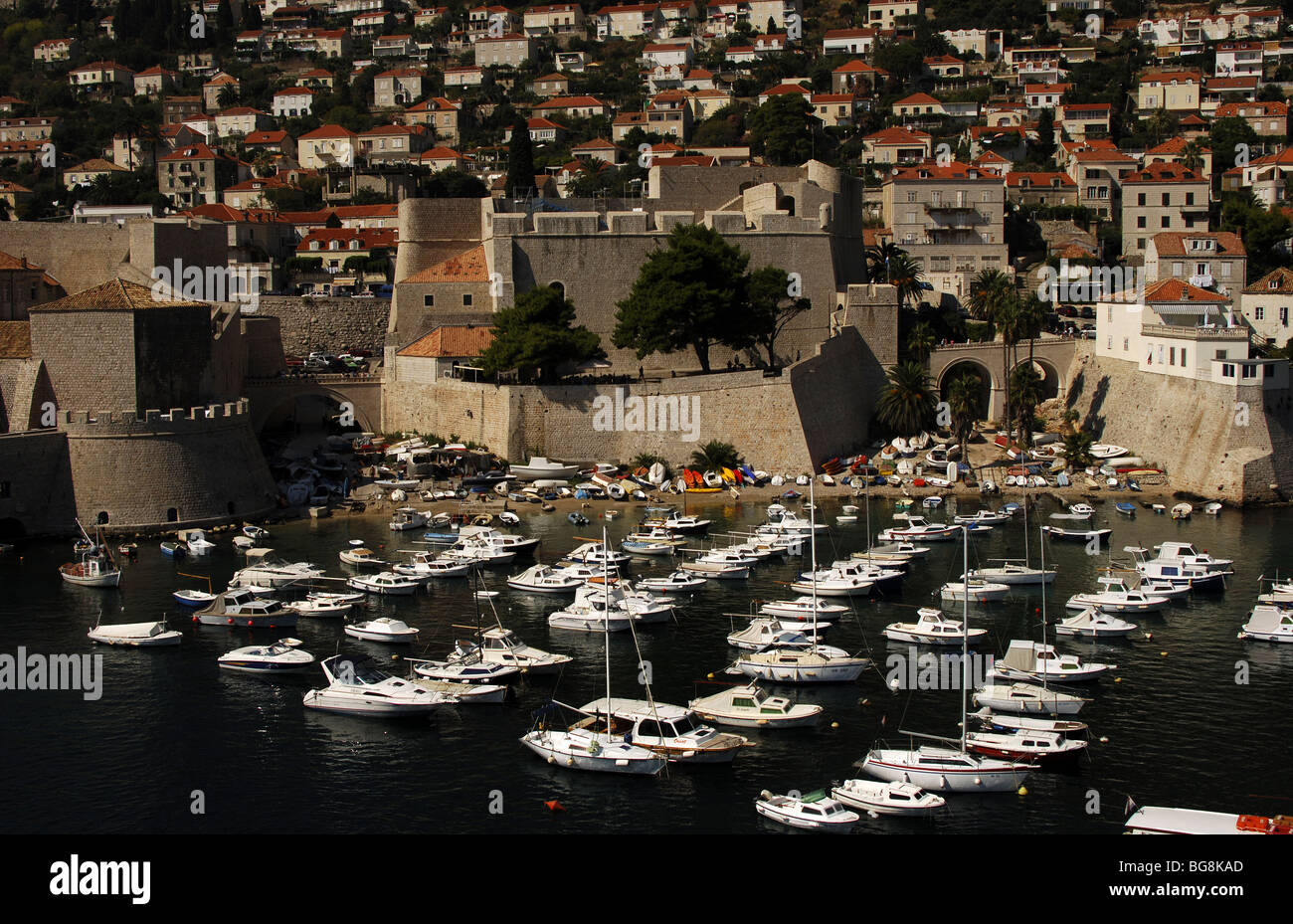 La Croazia. DUBROVNIK. Vista del Porto Vecchio e fortezza Revelin. Foto Stock