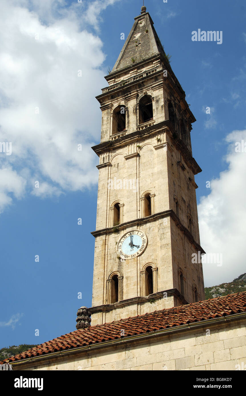 Repubblica di Montenegro. Perast. La Chiesa di San Nicola. Torre. Foto Stock