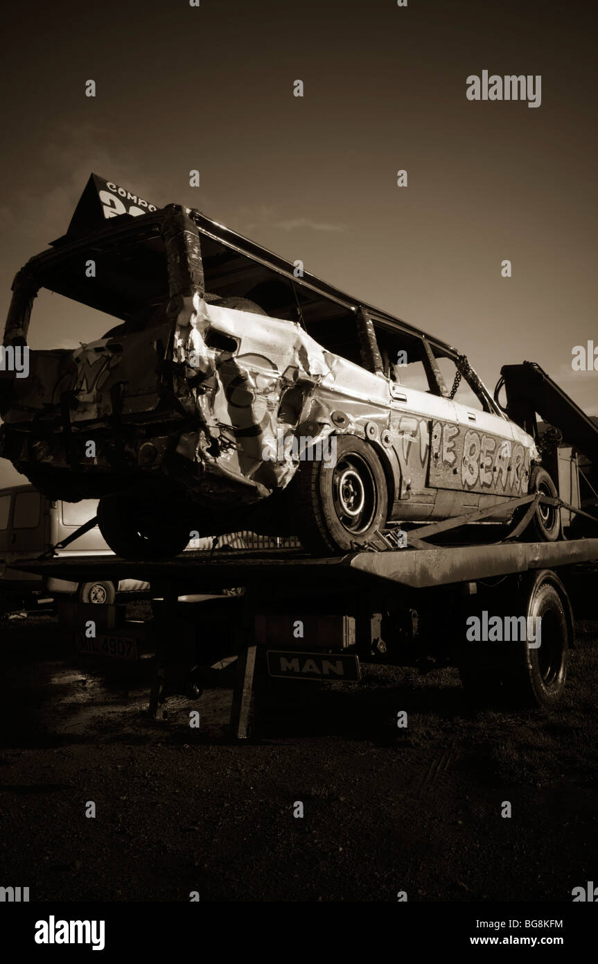 Banger racing bangers gare race stock auto automobili fracassato fino Smashing Distruggi crash crash relitto relitti junk danno pieno contatto wr Foto Stock