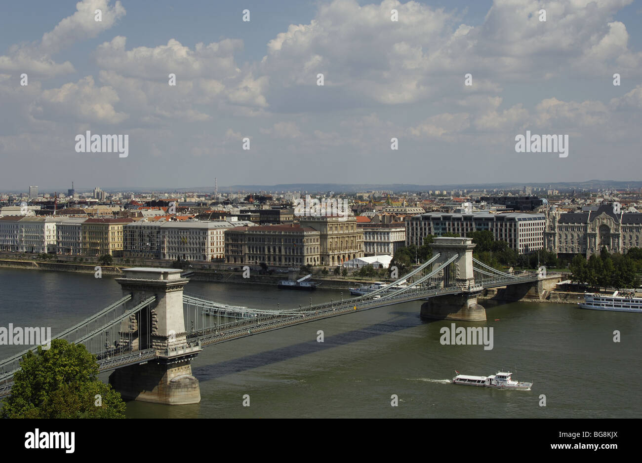 Ungheria. BUDAPEST. Vista la catena del ponte sul fiume Danubio. Foto Stock