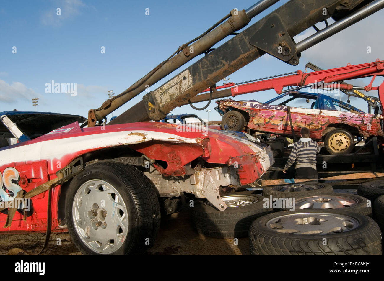 Banger racing bangers gare race stock auto automobili fracassato fino Smashing Distruggi crash crash relitto relitti junk danno pieno contatto wr Foto Stock