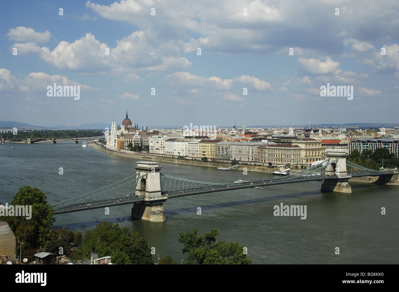 Ungheria. BUDAPEST. Vista la catena del ponte sul fiume Danubio. Foto Stock