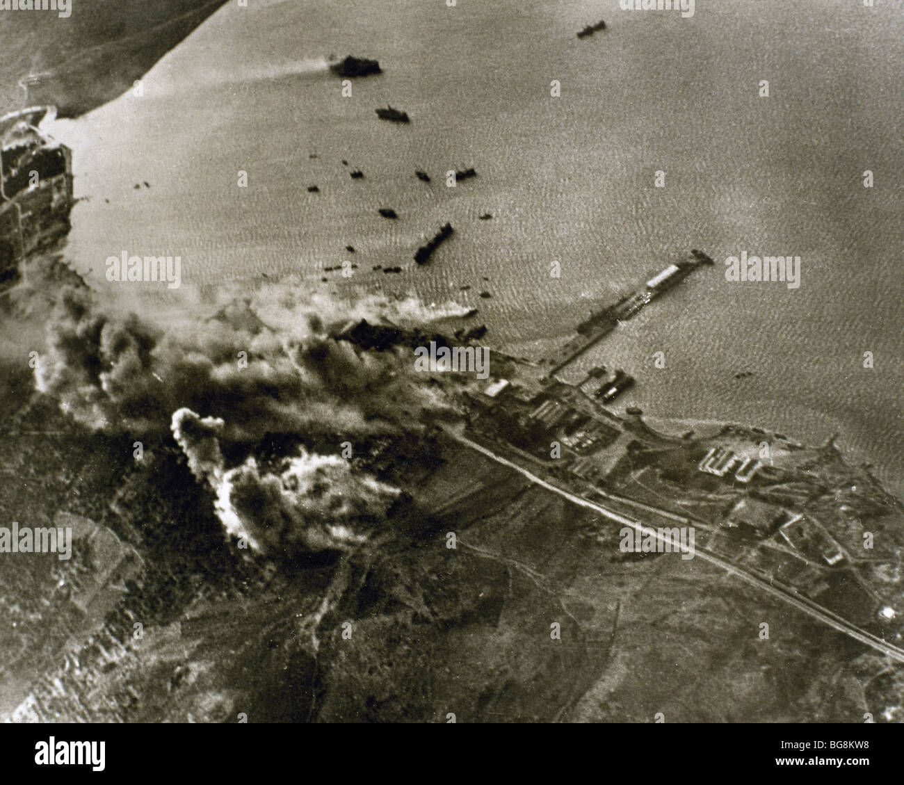 La seconda guerra mondiale. Aerei tedeschi attacco contro il porto di Creta. Foto Stock