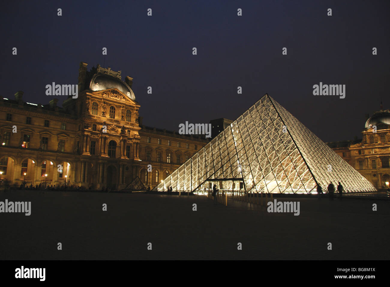 Il museo del Louvre. La grande piramide in vetro progettato dall architetto Leone Ming Pei, nel 1981. Vista notturna. Parigi. La Francia. Foto Stock