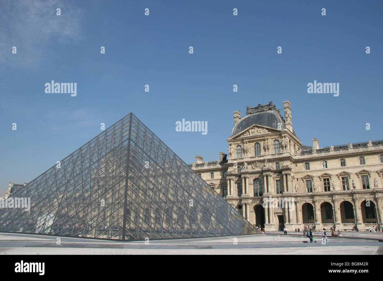 Il museo del Louvre. La grande piramide in vetro. Le piramidi è stato progettato dall'architetto Leone Ming Pei, nel 1981. Parigi. La Francia. Foto Stock