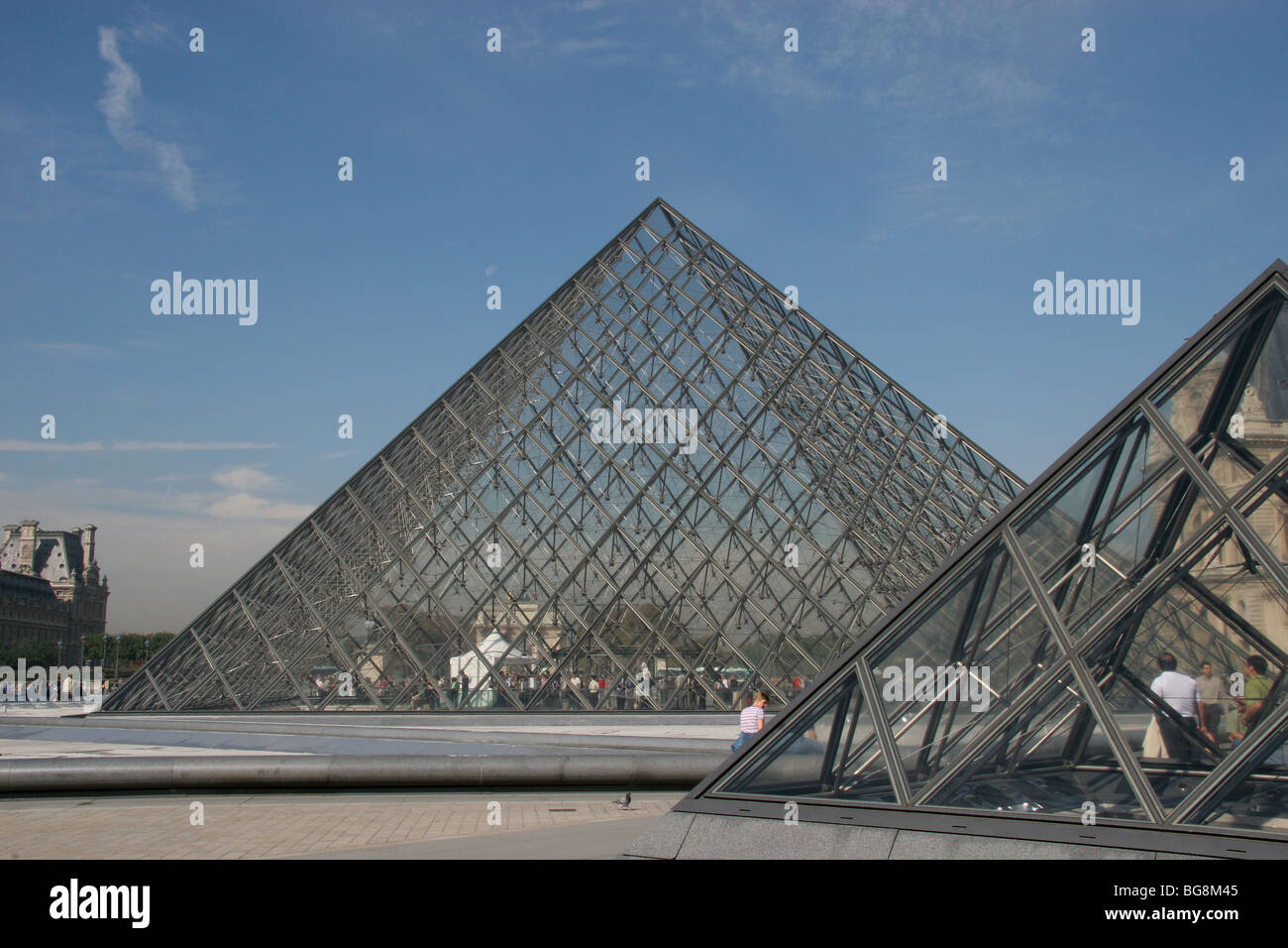 Il museo del Louvre. La grande piramide in vetro. Il piramids progettato dall architetto Leone Ming Pei, nel 1981. Parigi. La Francia. L'Europa. Foto Stock