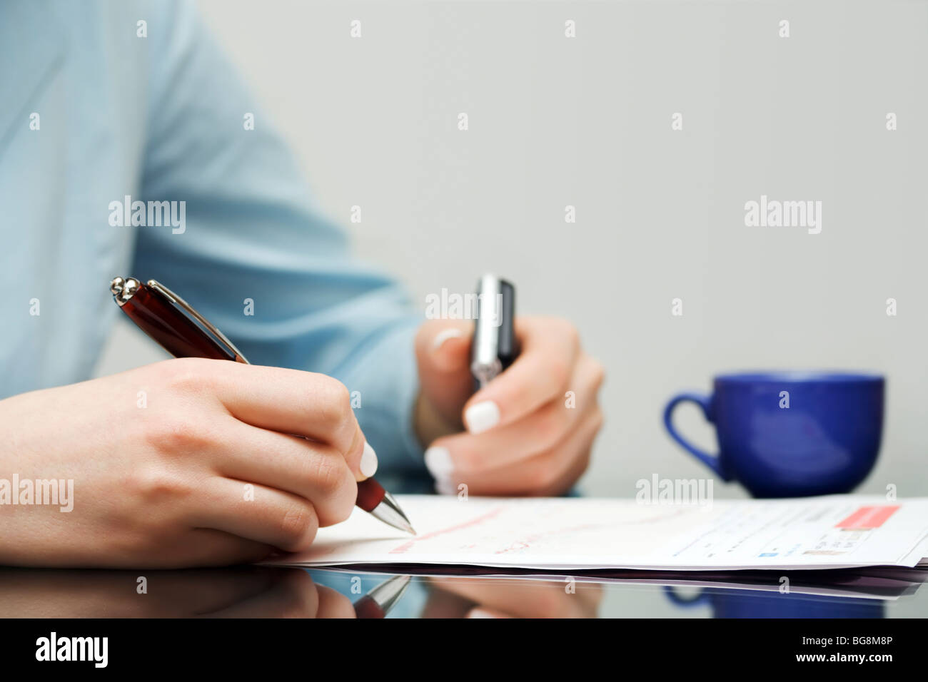 Imprenditrice lavora con i report finanziari. Foto Stock