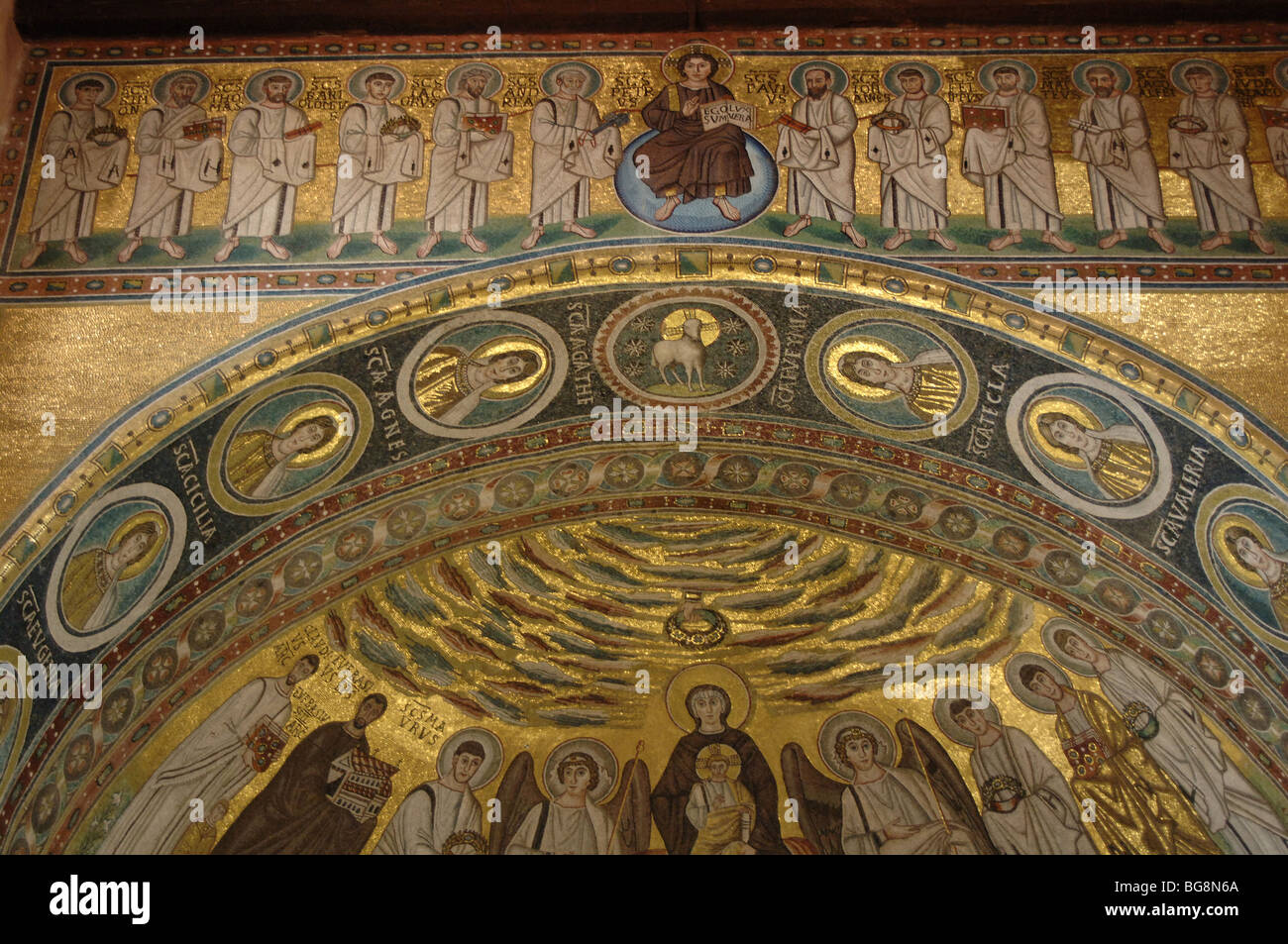 Basilica Eufrasiana. Mosaico con Cristo e i dodici Apostoli e la Madonna e il Bambino affiancata da angeli. Porec. Croazia Foto Stock