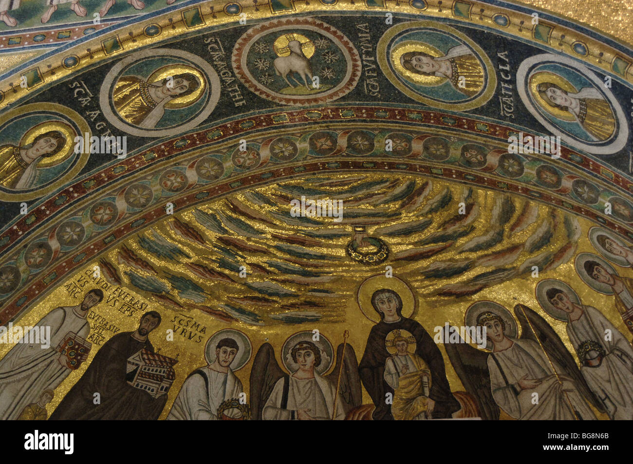 Basilica Eufrasiana. Mosaico con Madonna e Bambino affiancata da angeli e il vescovo Euphrasius (sinistra). Porec. Croazia Foto Stock