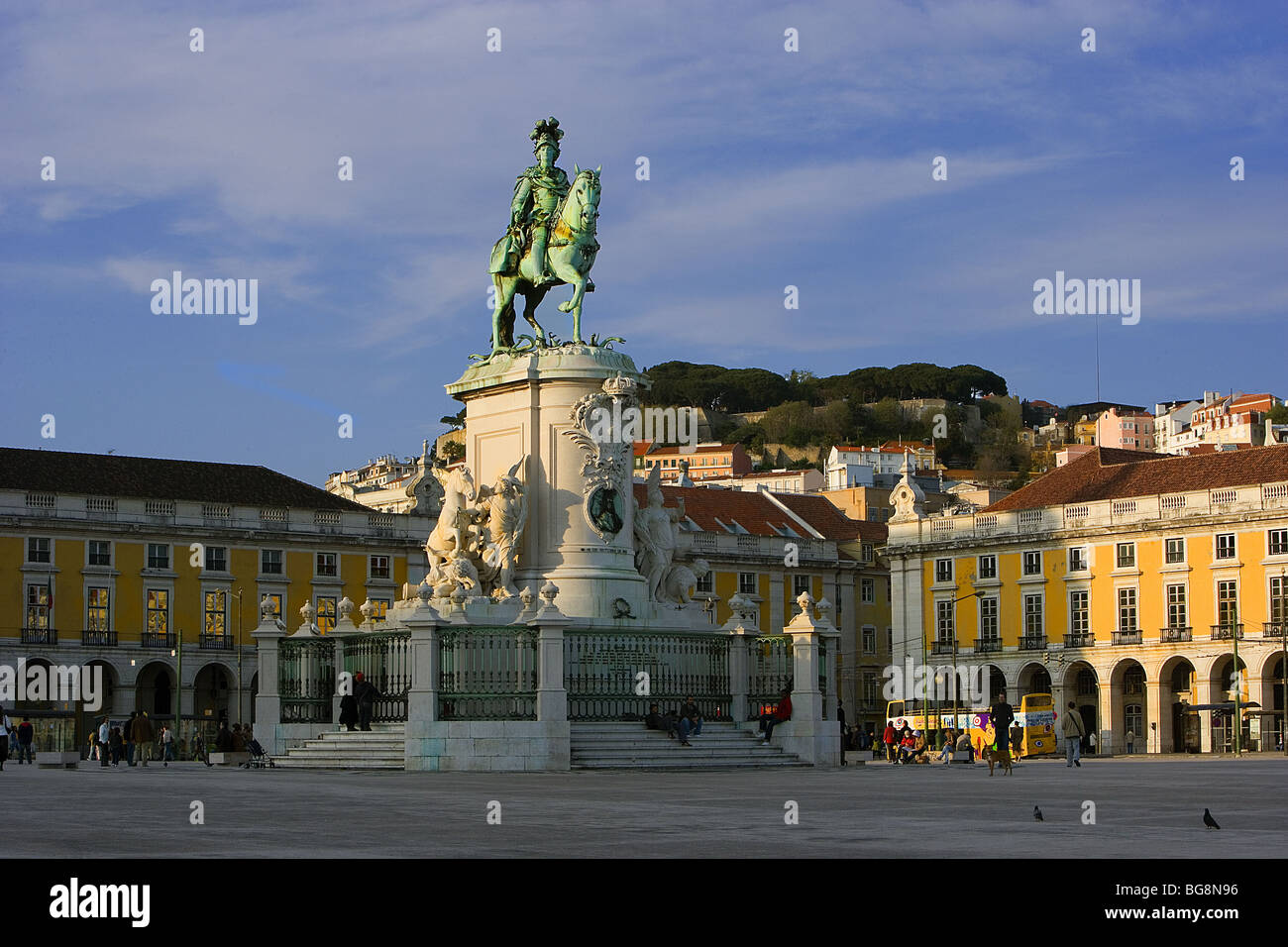 Piazza del commercio (Praça do Comércio). Al centro la statua equestre di Josph I del Portogallo (1714-1777). Lisbona. Foto Stock