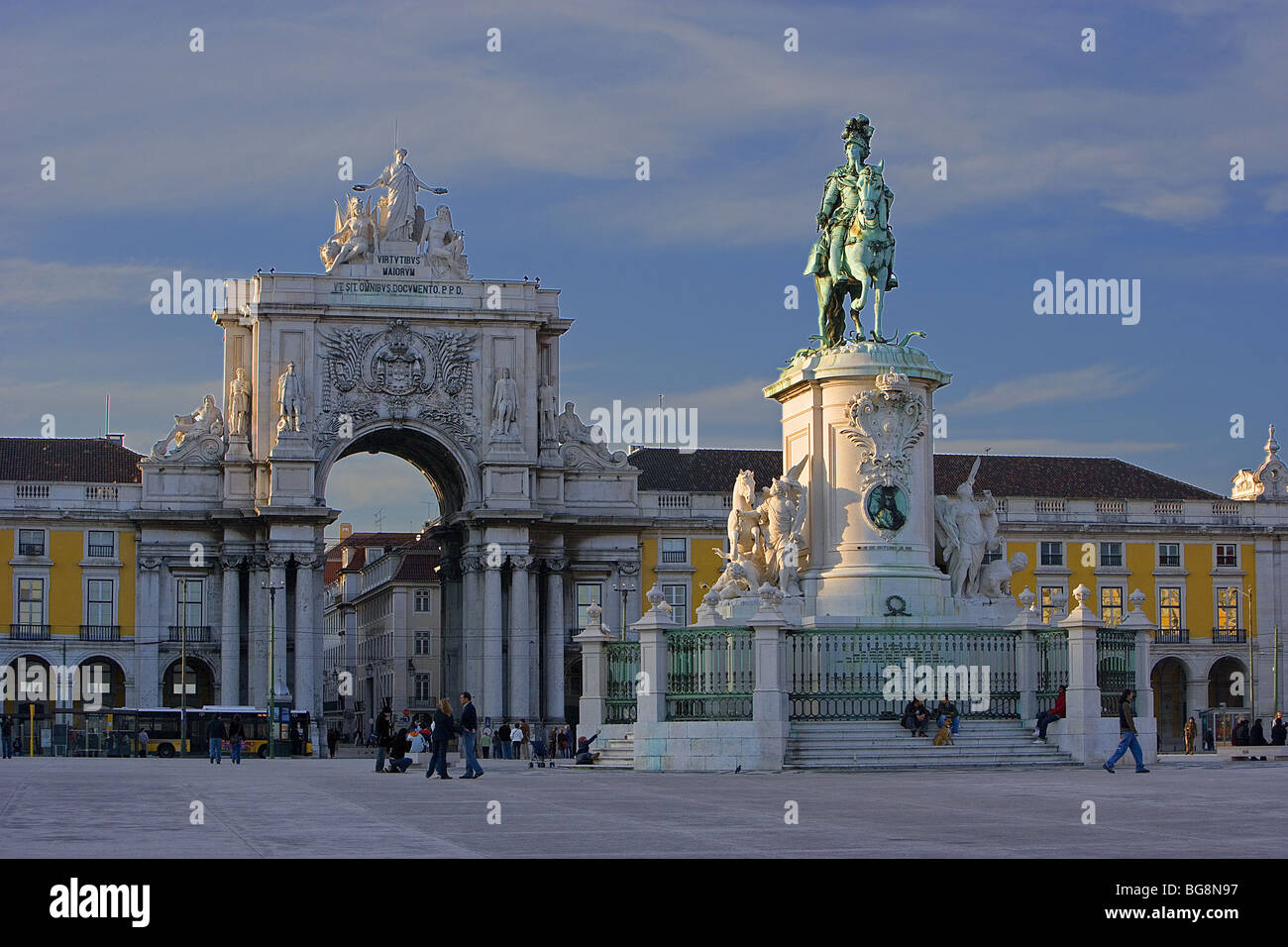 Piazza del commercio (Praça do Comércio). Al centro la statua equestre di Josph I del Portogallo (1714-1777). Lisbona. Foto Stock