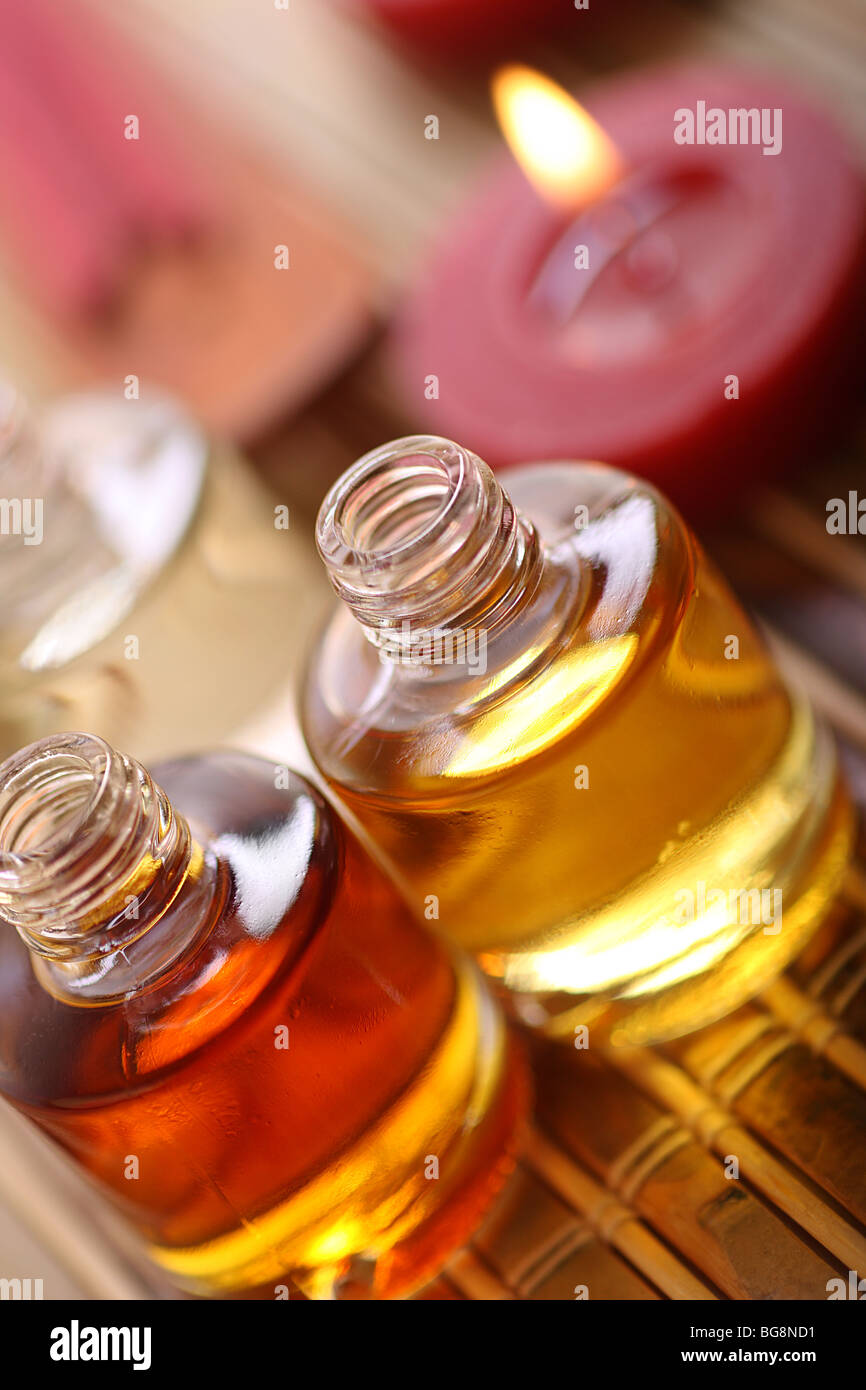 Un assortimento di oli e spa beni, perfetto coccole. Foto Stock