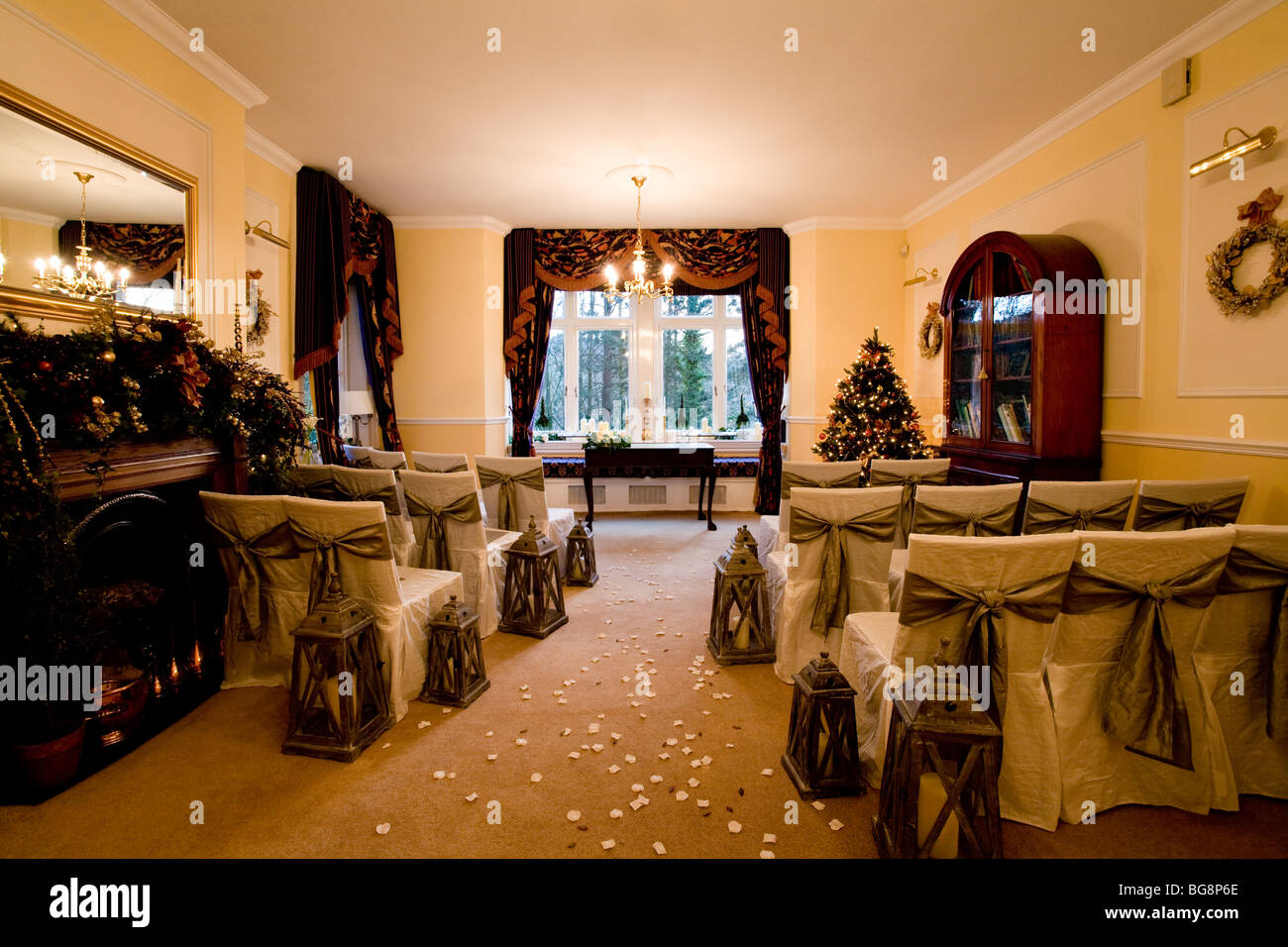Interno di una casa di campagna, preparata per un matrimonio civile cerimonia Foto Stock