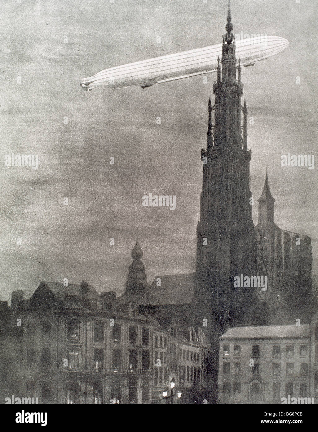 La prima guerra mondiale (1914-1918). Primo zeppelin tedeschi oltre ad Anversa la notte del 25 agosto la caduta di diverse bombe. Foto Stock