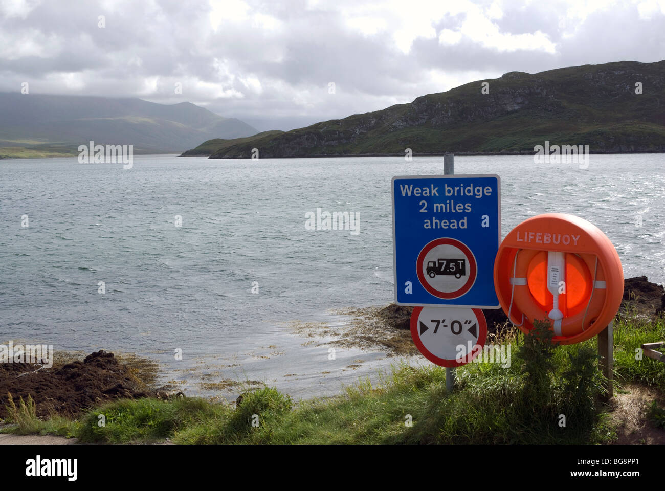 Un segno di avvertimento di un debole bridge, vicino Keoldale, con Kyle di Durness dietro Foto Stock