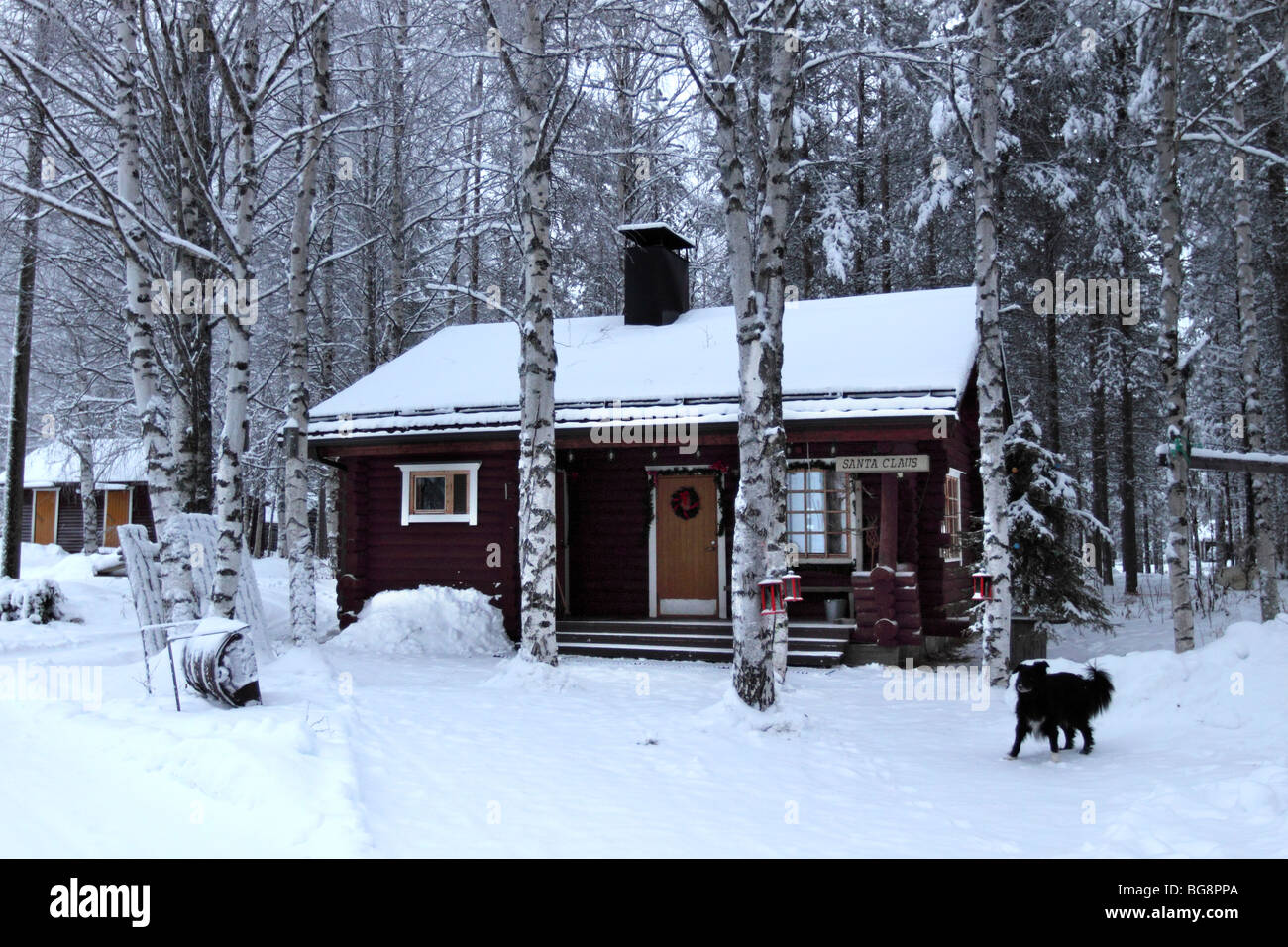 Padre Christma's house con un Santa Claus firmare in presenza di neve della Lapponia, Finlandia Foto Stock