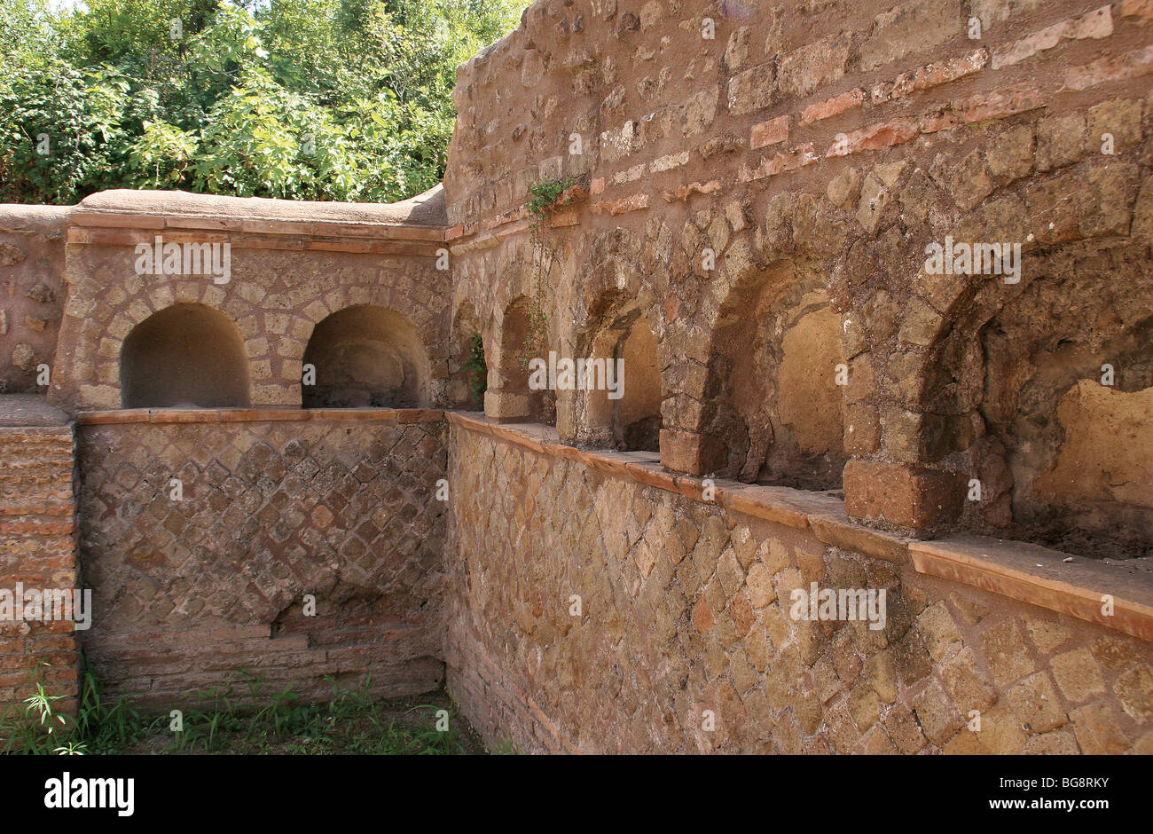 Arte romana. Ostia Antica. Città di porto di Roma antica. Columbarium con nicchie per le urne. L'Italia. L'Europa. Foto Stock