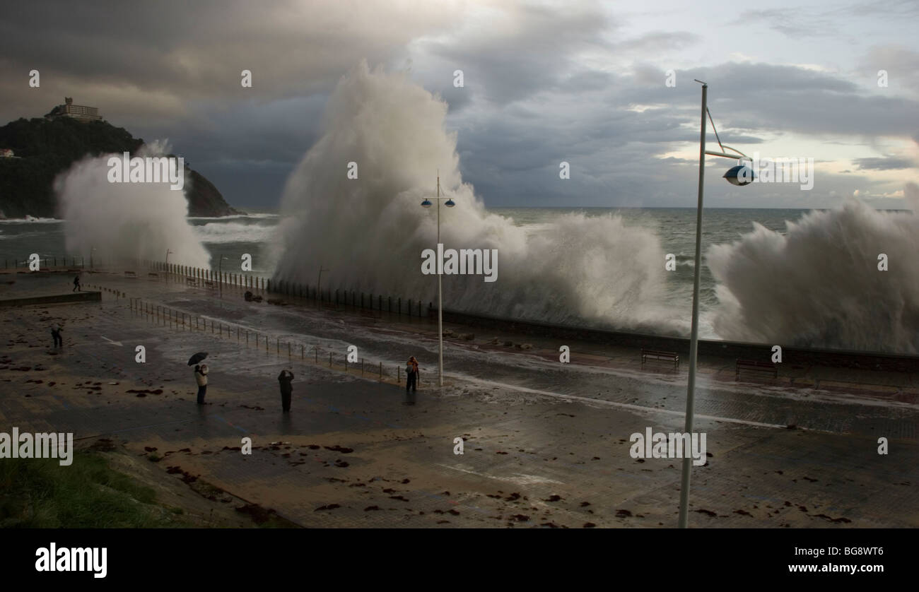 Onde si infrangono nel Paseo Nuevo a San Sebastian nei Paesi baschi. Foto Stock