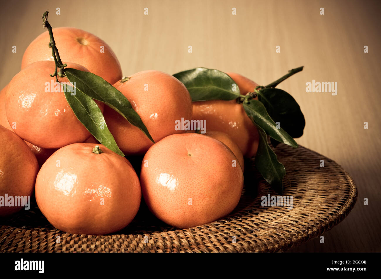 Le clementine in cesto in vimini, immagine è croce trasformati e dissaturata leggermente Foto Stock