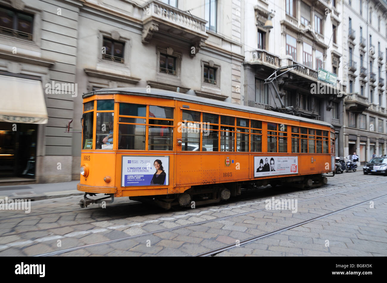 Tram elettrico street auto con cavo di overhead su strada nel centro di Milano Milano Italia Italia Foto Stock