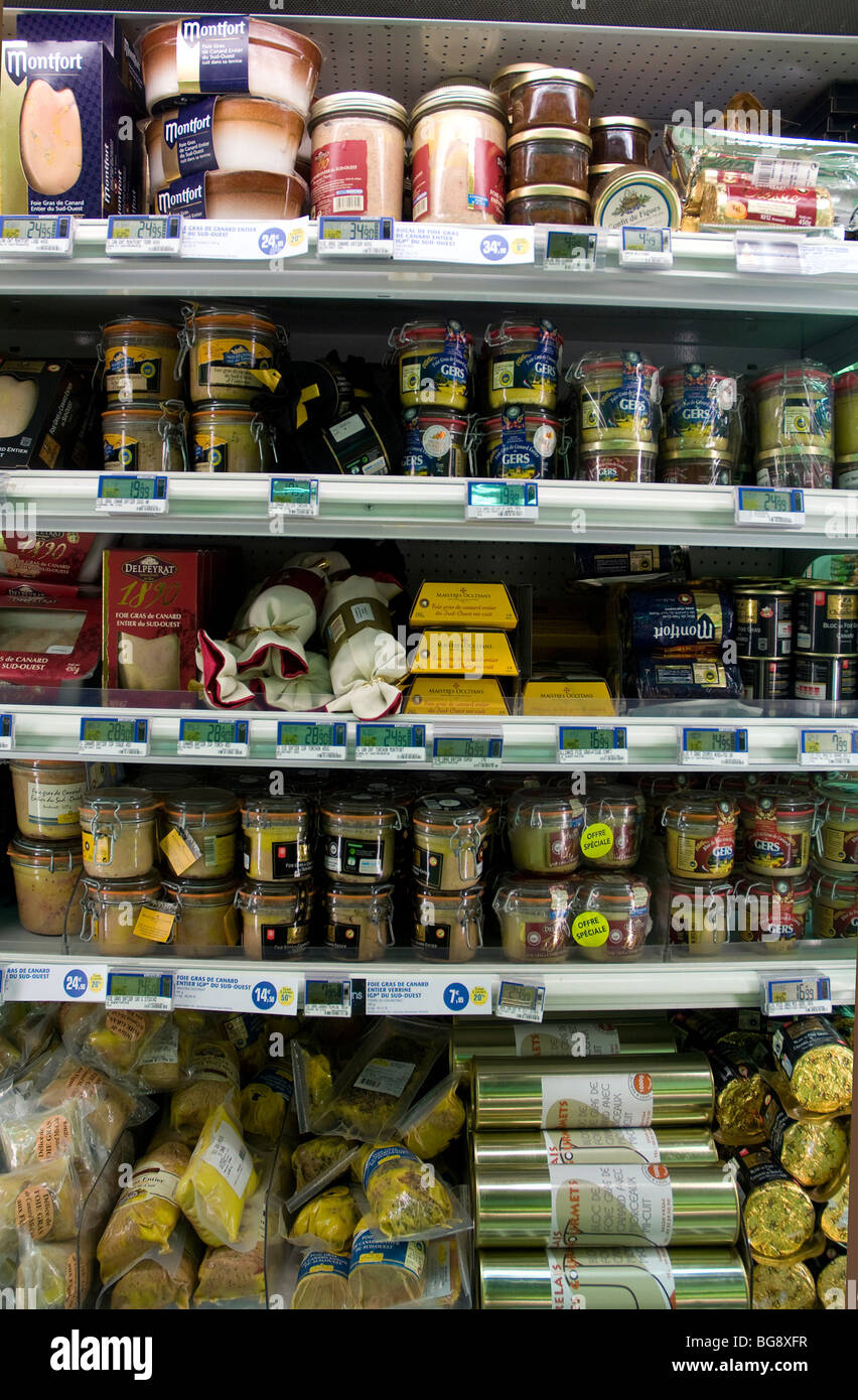 Una vasta gamma di prodotti del pollame, foie gras paramount, in un supermercato francese di pre-vetrina di Natale Foto Stock
