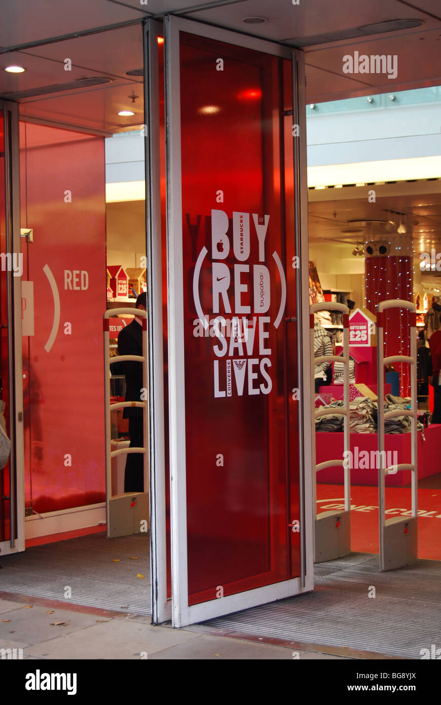 Gap shop store London Red 'Buy Red salva la vita" Foto Stock