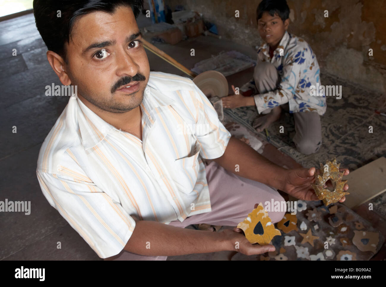 Artigiano indiano e ragazzo Agra India Asia Foto Stock