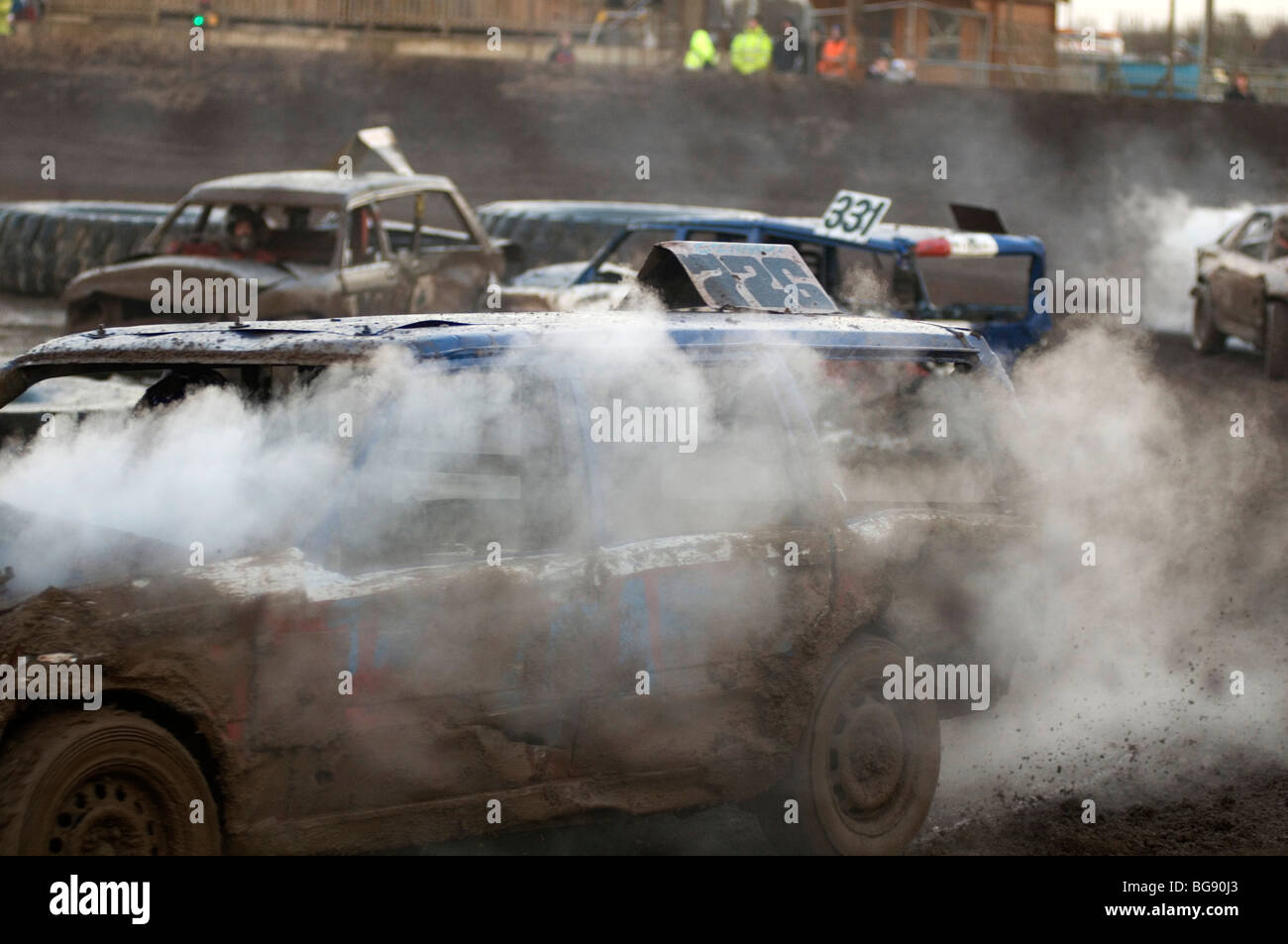 Banger racing bangers gare race stock auto automobili fracassato fino Smashing Distruggi crash crash relitto relitti junk danno pieno contatto wr Foto Stock