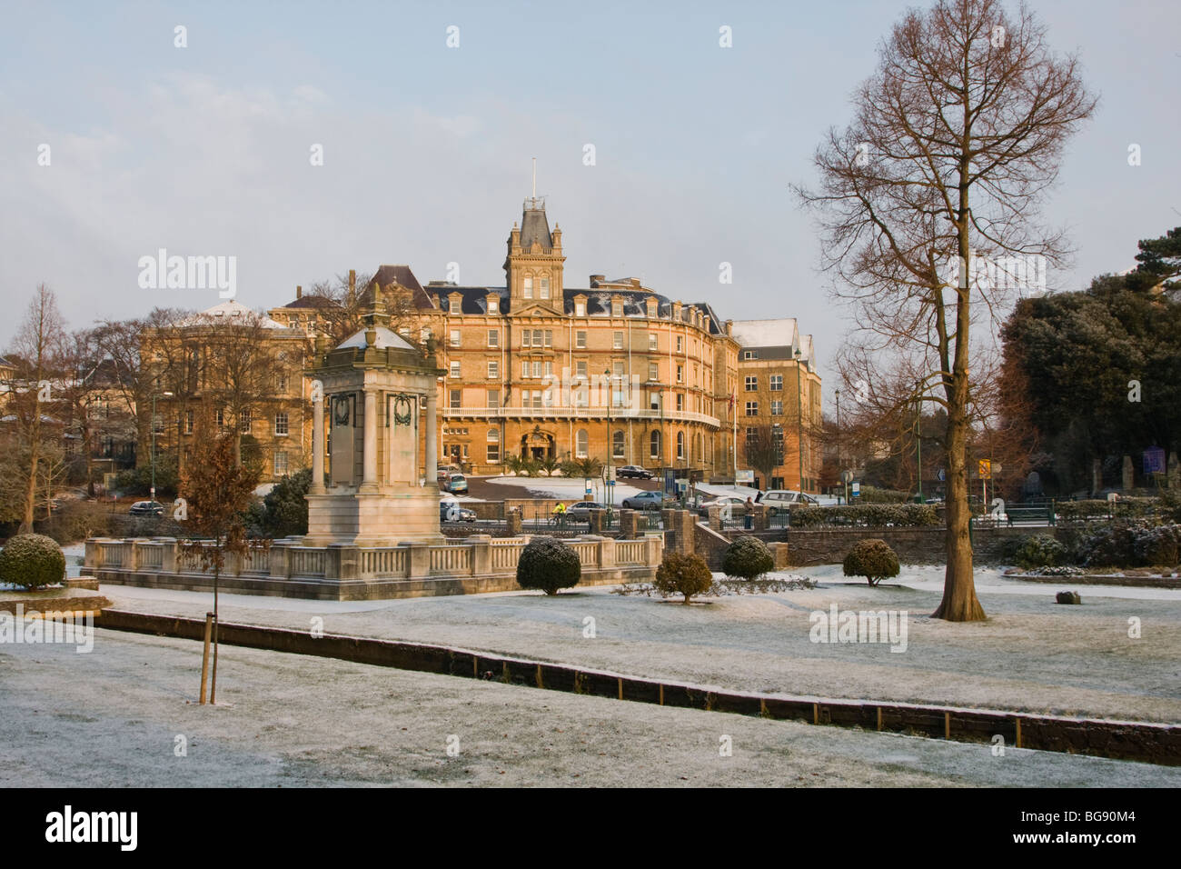 Giardini di Bournemouth, il Municipio e il monumento ai caduti in guerra in inverno la neve Foto Stock