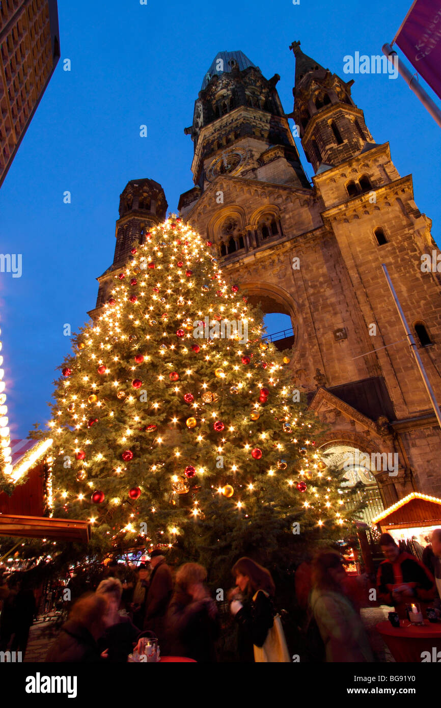 Capitale Berlino. Città Mercato di Natale presso la Breitscheidplatz. Albero di Natale e il Kaiser - Wilhelm - Gedaechtniskirche Foto Stock