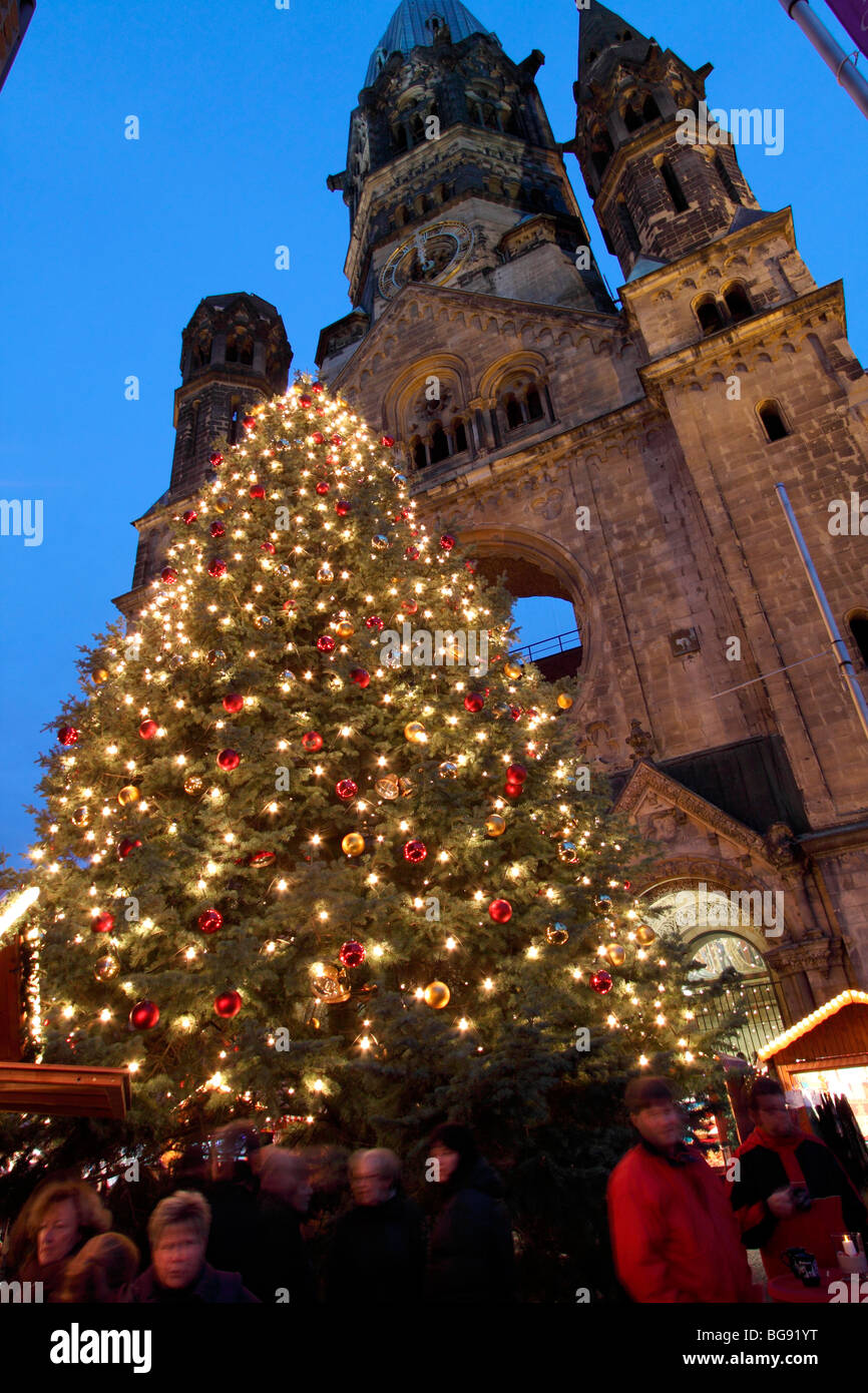 Capitale Berlino. Città Mercato di Natale presso la Breitscheidplatz. Albero di Natale e il Kaiser - Wilhelm - Gedaechtniskirche Foto Stock